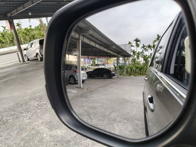 頂級旗艦版/只跑6萬多公里/數位儀錶/後座空調/導航/倒車顯影/盲點偵測/原版件認證車/全貸換購皆可  第9張相片