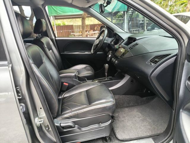 頂級旗艦版/只跑6萬多公里/數位儀錶/後座空調/導航/倒車顯影/盲點偵測/原版件認證車/全貸換購皆可  第15張相片