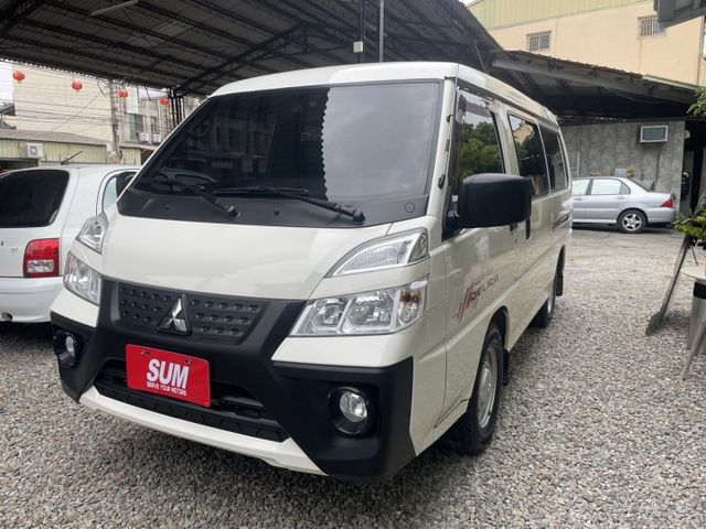 頂級自排8人座，皮椅、定速、電動窗、雙安全氣囊、電動後視鏡、音響快控鍵、盲點偵測器 行車記錄器  第1張相片