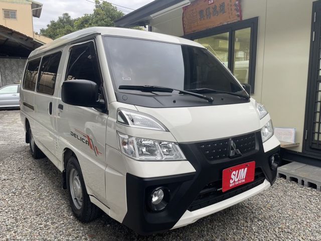 頂級自排8人座，皮椅、定速、電動窗、雙安全氣囊、電動後視鏡、音響快控鍵、盲點偵測器 行車記錄器  第3張相片