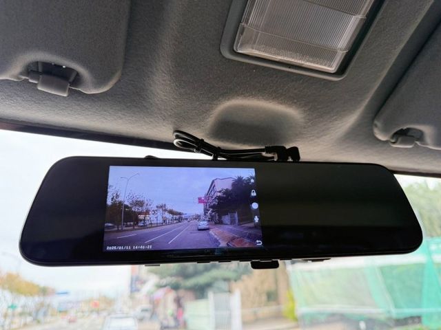 4WD-四輪傳動，行車記錄器、內建胎壓偵測器、防撞桿（行照有變更）、4顆胎皮8成新，底盤安靜無異音，斗子漂亮無破損  第12張相片