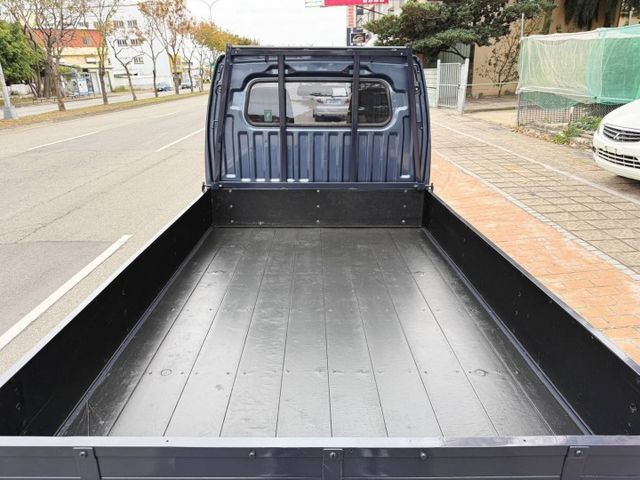 4WD-四輪傳動，行車記錄器、內建胎壓偵測器、防撞桿（行照有變更）、4顆胎皮8成新，底盤安靜無異音，斗子漂亮無破損  第13張相片