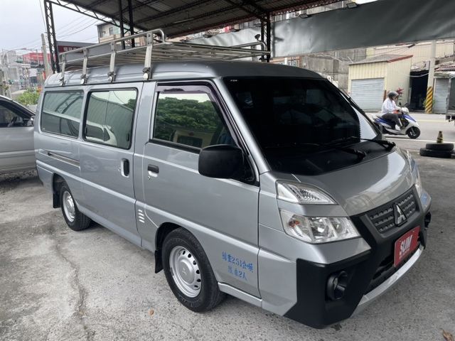 手排2人座，皮椅、電動窗、雙安全氣囊、多功能儀表顯示器,前後雙錄電子行車記錄器 後廂車墊板、白鐵車頂架（行照有備註）  第3張相片