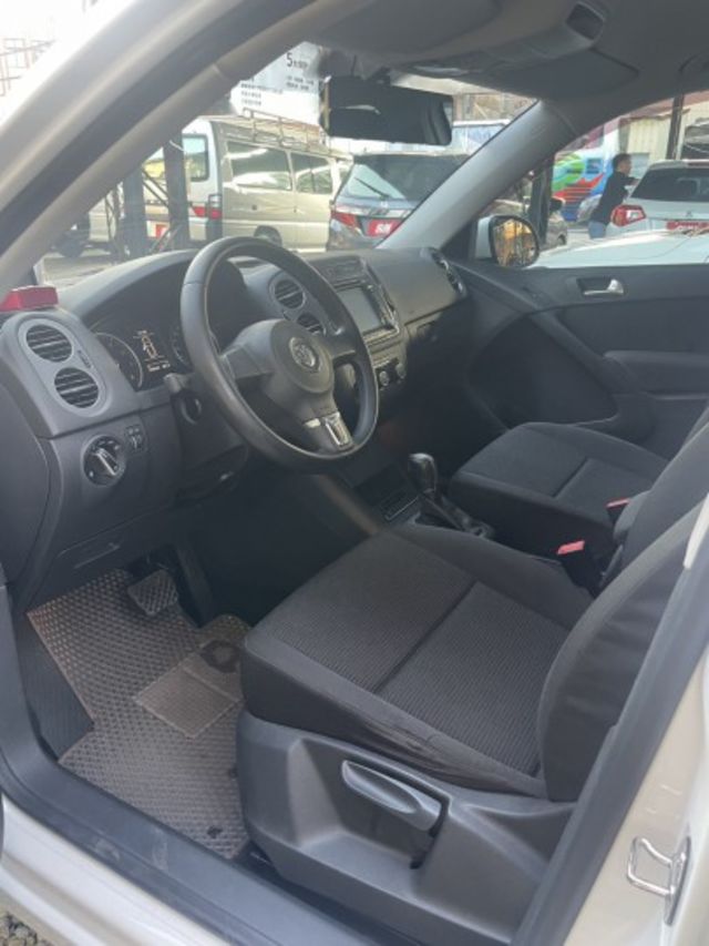 四輪傳動4WD-2.0- TSI 行車記錄器  GARMIN 導航機 車頂行李架 米其輪胎八成新 電瓶剛更換 原廠保養  第8張相片