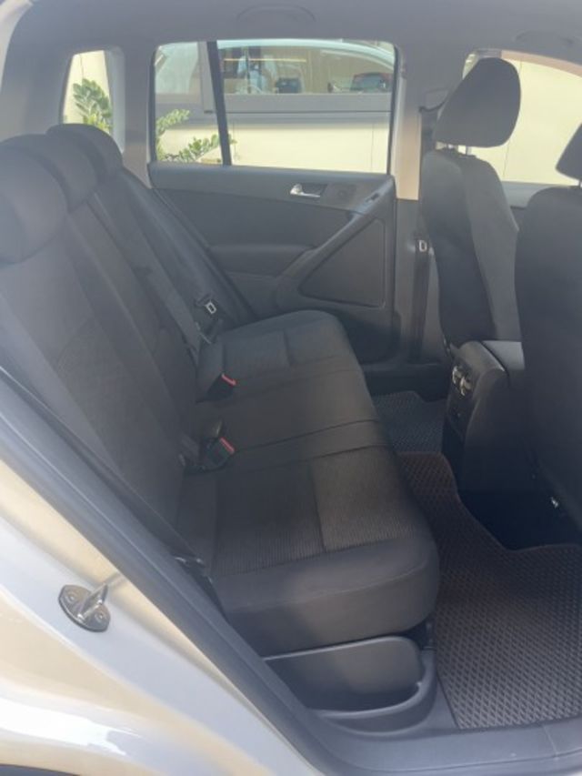 四輪傳動4WD-2.0- TSI 行車記錄器  GARMIN 導航機 車頂行李架 米其輪胎八成新 電瓶剛更換 原廠保養  第13張相片