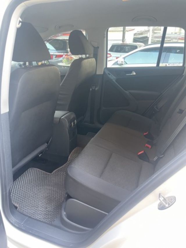 四輪傳動4WD-2.0- TSI 行車記錄器  GARMIN 導航機 車頂行李架 米其輪胎八成新 電瓶剛更換 原廠保養  第14張相片