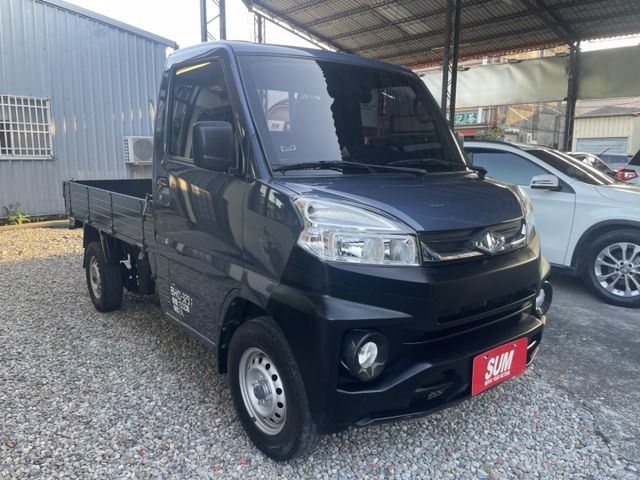 自排，皮椅、定速、電動窗倒車雷達、抬頭顯示器、盲點偵測器、內鍵胎壓偵測器、行車記錄器（倒車影像）、車斗美墊  第3張相片