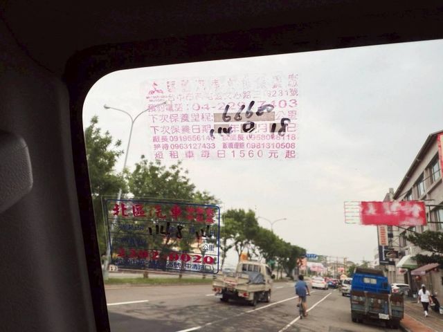 自排，皮椅、定速、電動窗倒車雷達、抬頭顯示器、盲點偵測器、內鍵胎壓偵測器、行車記錄器（倒車影像）、車斗美墊  第13張相片