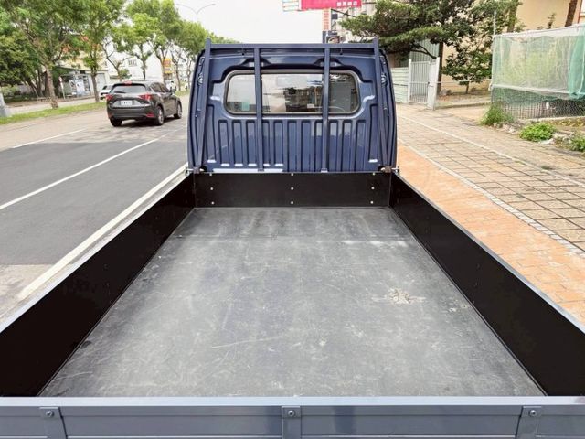 自排，皮椅、定速、電動窗倒車雷達、抬頭顯示器、盲點偵測器、內鍵胎壓偵測器、行車記錄器（倒車影像）、車斗美墊  第15張相片