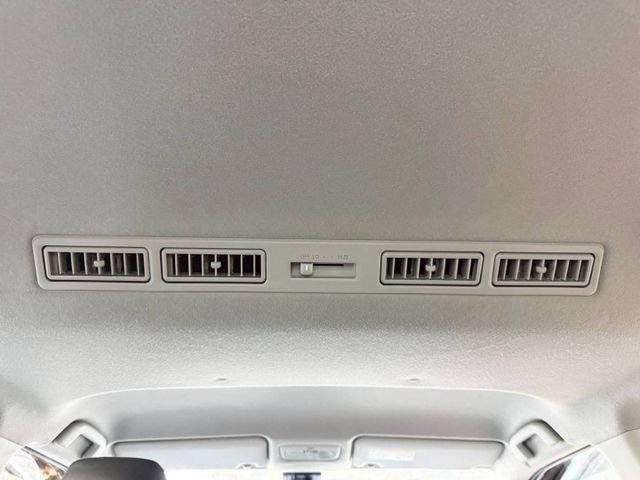 豪華版   一手車 原廠保養 七人座大空間 吸門雙滑門 家庭接送出遊首選  第9張相片