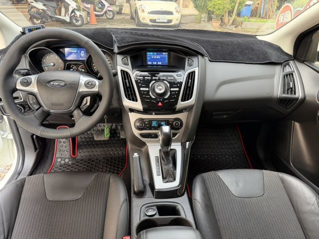 FOCUS  S版運動型 最頂級 鋼性強 底盤穩 操控佳 五門空間好用  第4張相片