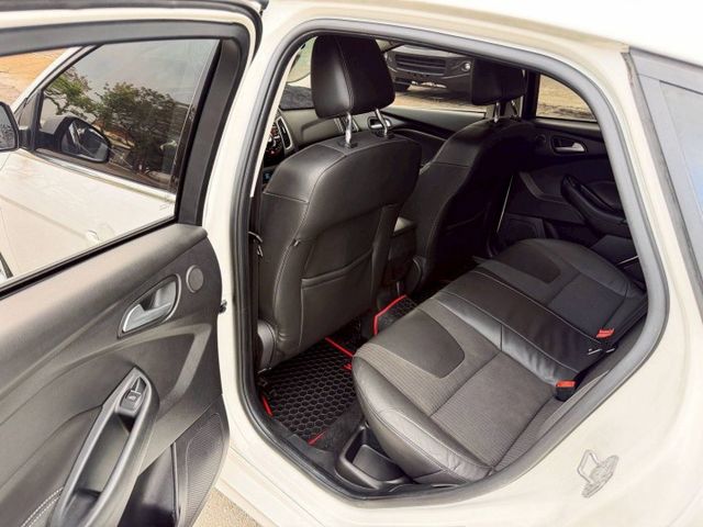 FOCUS  S版運動型 最頂級 鋼性強 底盤穩 操控佳 五門空間好用  第8張相片