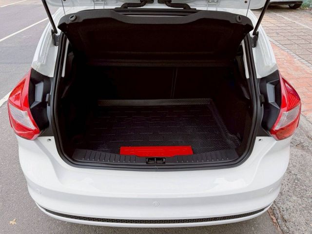 FOCUS  S版運動型 最頂級 鋼性強 底盤穩 操控佳 五門空間好用  第9張相片