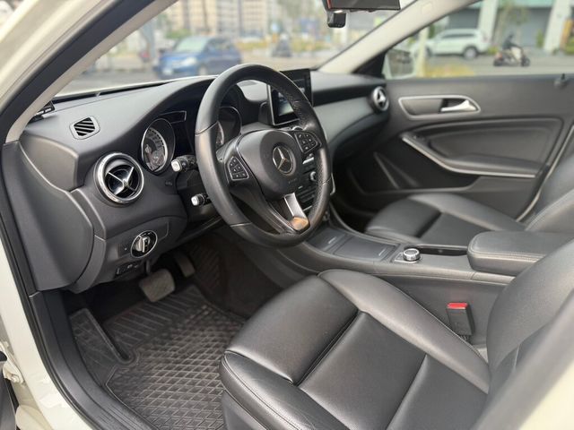 M-BENZ賓士 GLA180  第7張相片