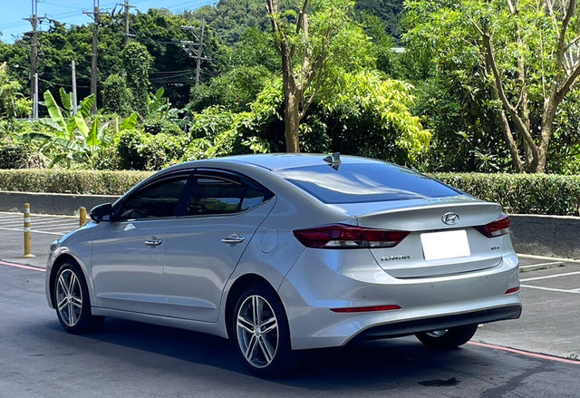 HYUNDAI現代 ELANTRA  第2張相片