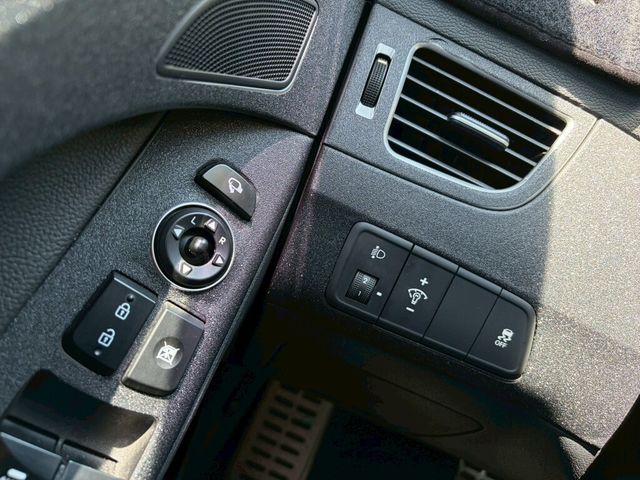 HYUNDAI現代 ELANTRA  第9張相片