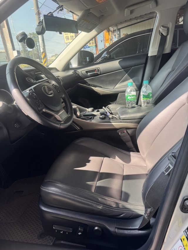 LEXUS凌志 IS 300H  第6張相片