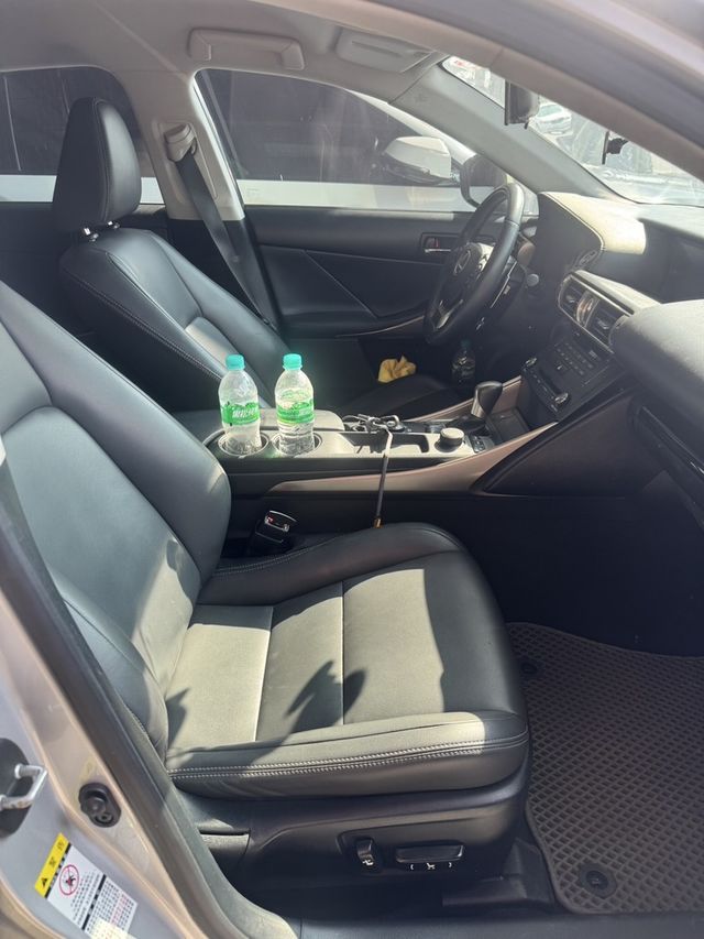LEXUS凌志 IS 300H  第7張相片