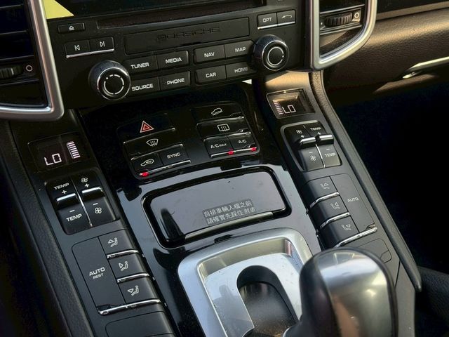 PORSCHE保時捷 CAYENNE  第16張相片