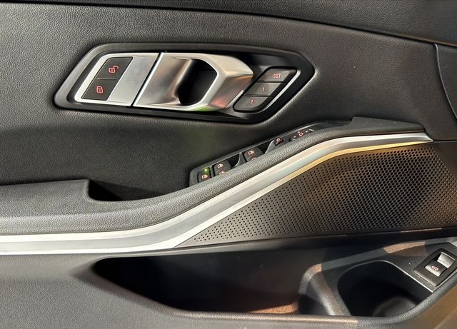 BMW寶馬 330I  第8張相片