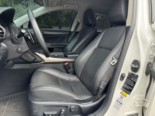 LEXUS凌志 IS 300H  第3張相片