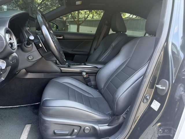 LEXUS凌志 IS 300H  第3張相片