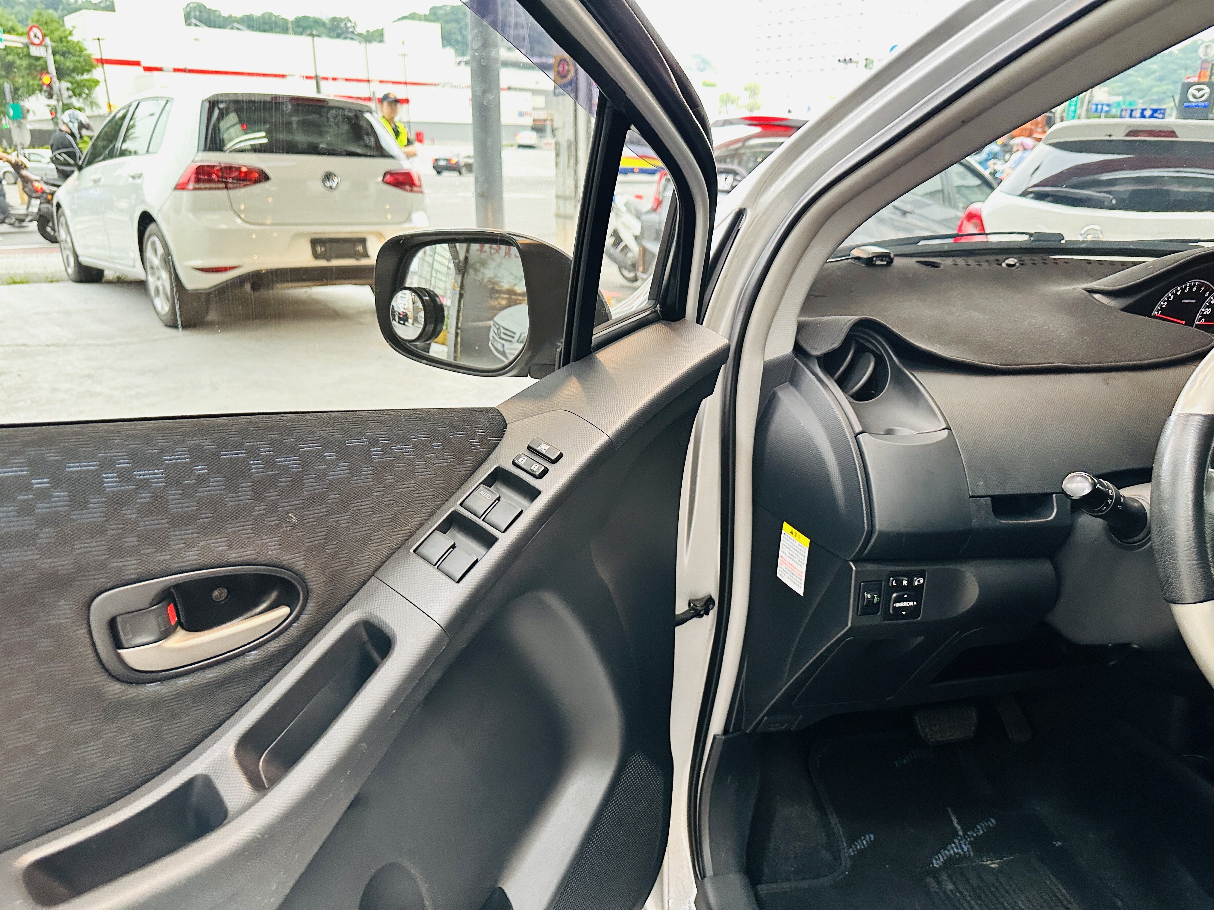 僅跑六萬的Yaris Ｇ版 1.5 優仕卡國際車業  第10張相片