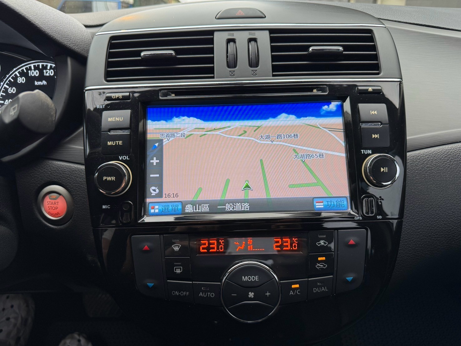 2014年TIIDA 5D 白 里程跑6萬 漂亮車 認證漂亮車  第9張相片