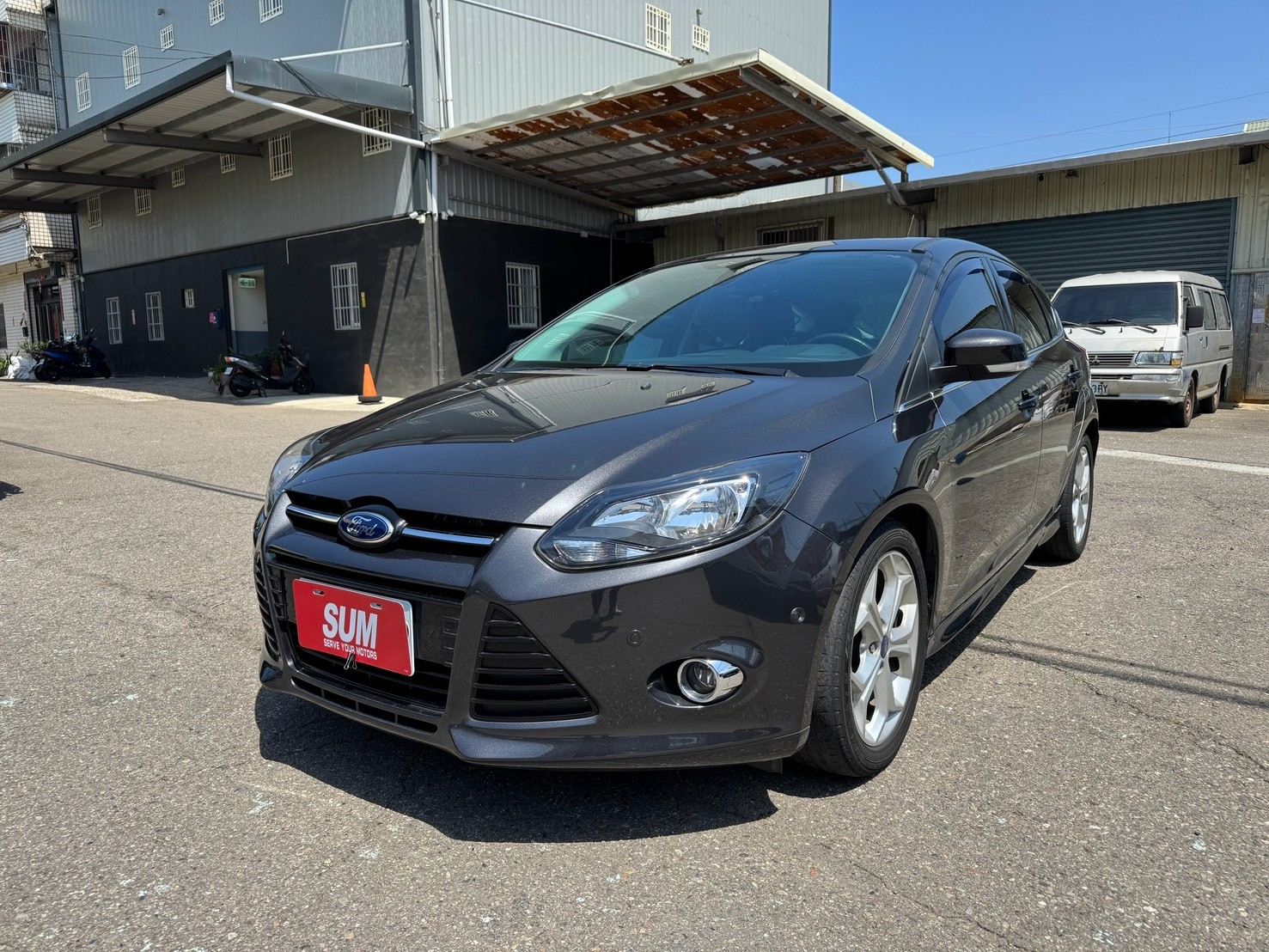 2014年Focus 2.0S灰 跑5萬 /里程只跑5萬多全都在原廠保養/天窗/恆溫定速/正一手女用車/車況超優可全貸  第1張相片