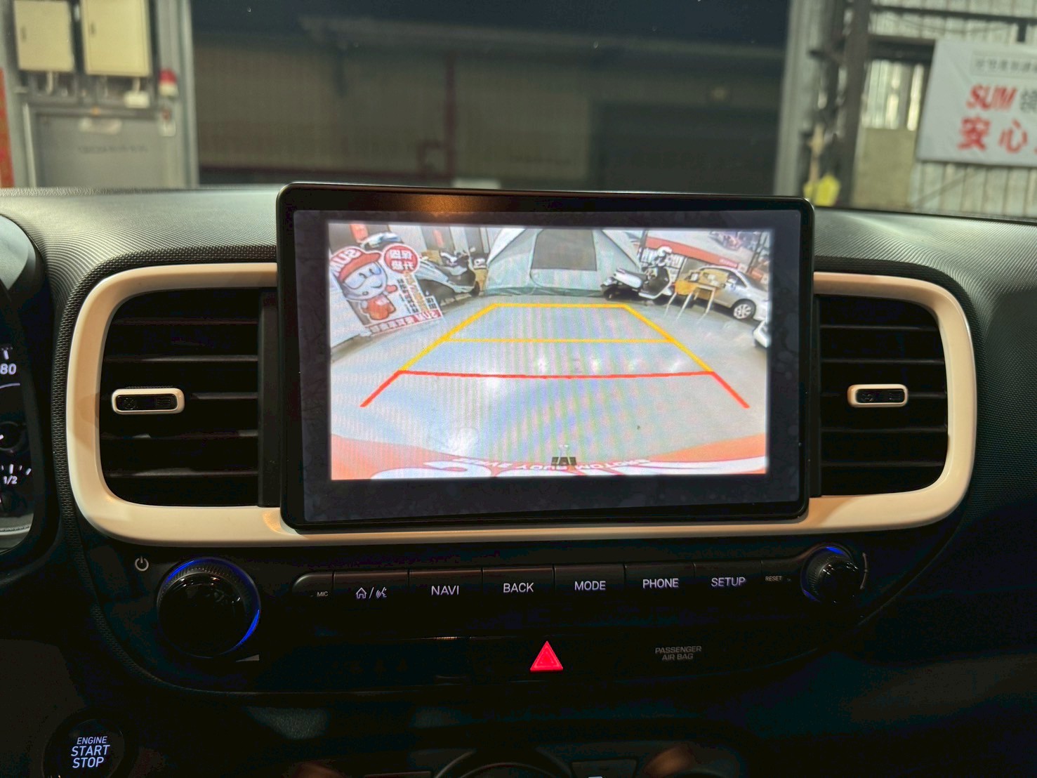 2022年 HYUNDAI VENUE/年Venue GLB 懷特黑B&W里程實跑2萬多/全車原版件/ACC跟車/衛星導航/倒車影像/車道偏離/車道維持  第10張相片