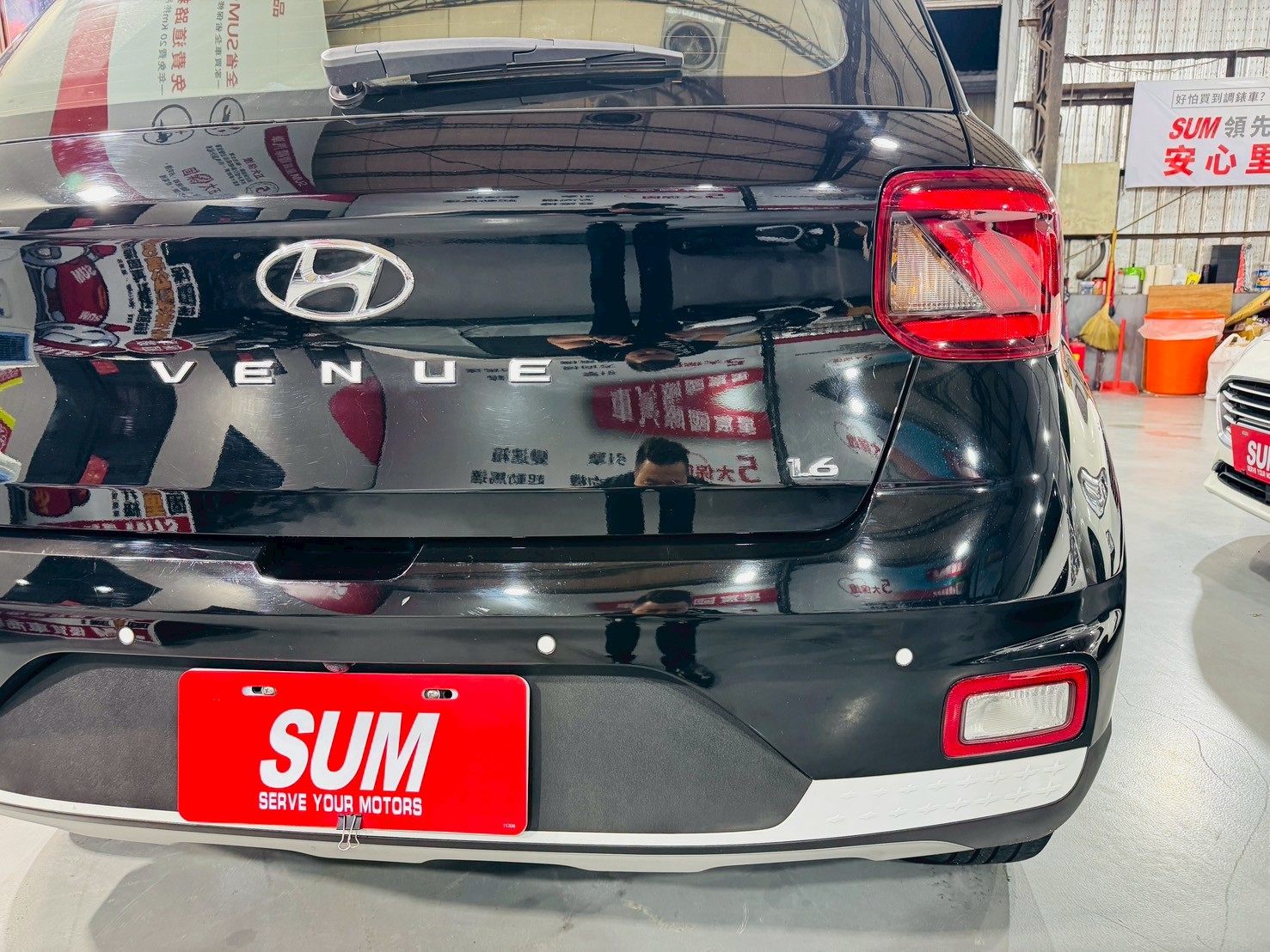 2022年 HYUNDAI VENUE/年Venue GLB 懷特黑B&W里程實跑2萬多/全車原版件/ACC跟車/衛星導航/倒車影像/車道偏離/車道維持  第15張相片