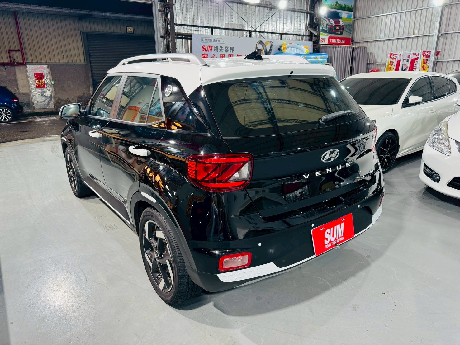 2022年 HYUNDAI VENUE/年Venue GLB 懷特黑B&W里程實跑2萬多/全車原版件/ACC跟車/衛星導航/倒車影像/車道偏離/車道維持  第16張相片