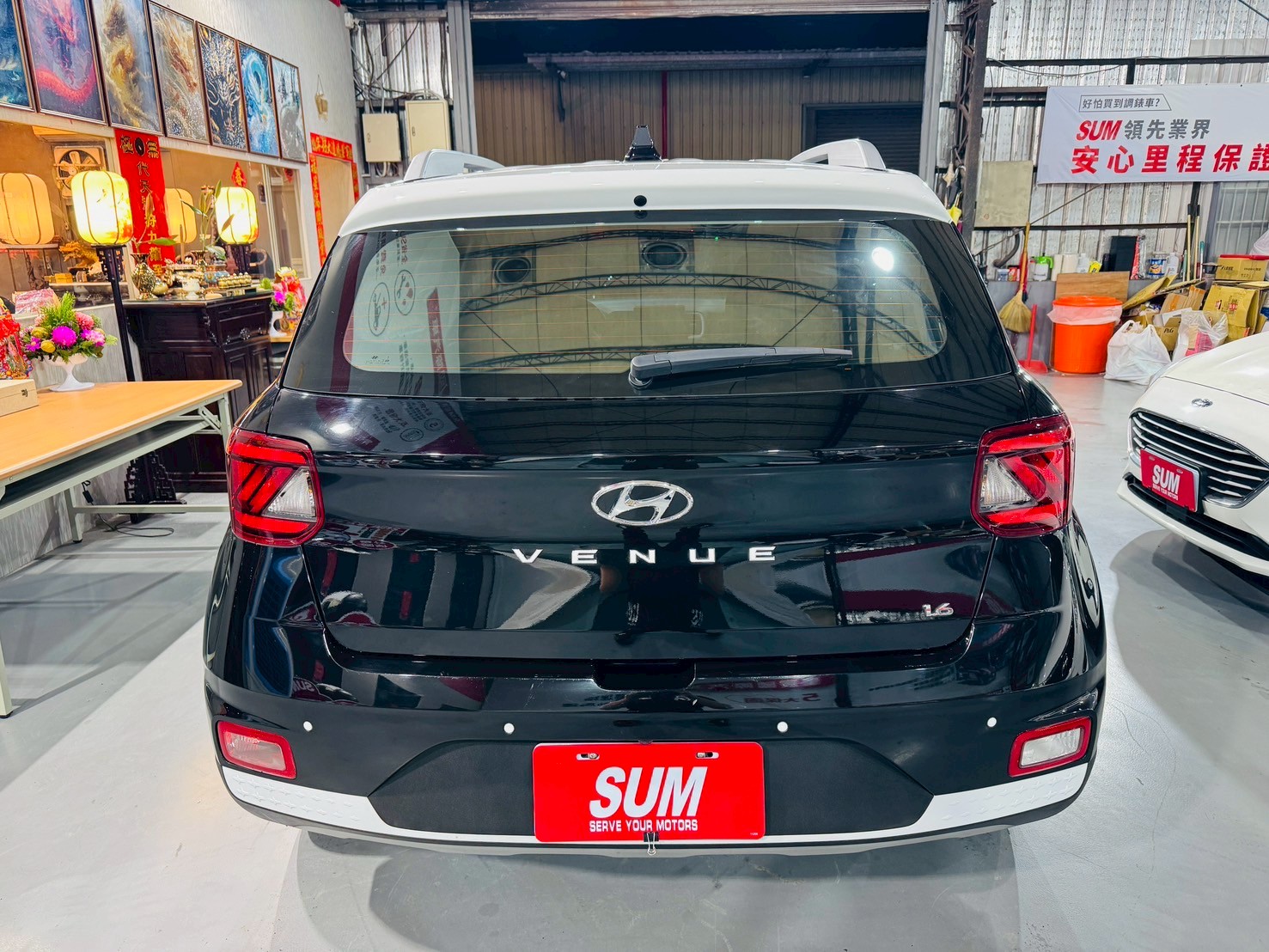 2022年 HYUNDAI VENUE/年Venue GLB 懷特黑B&W里程實跑2萬多/全車原版件/ACC跟車/衛星導航/倒車影像/車道偏離/車道維持  第17張相片