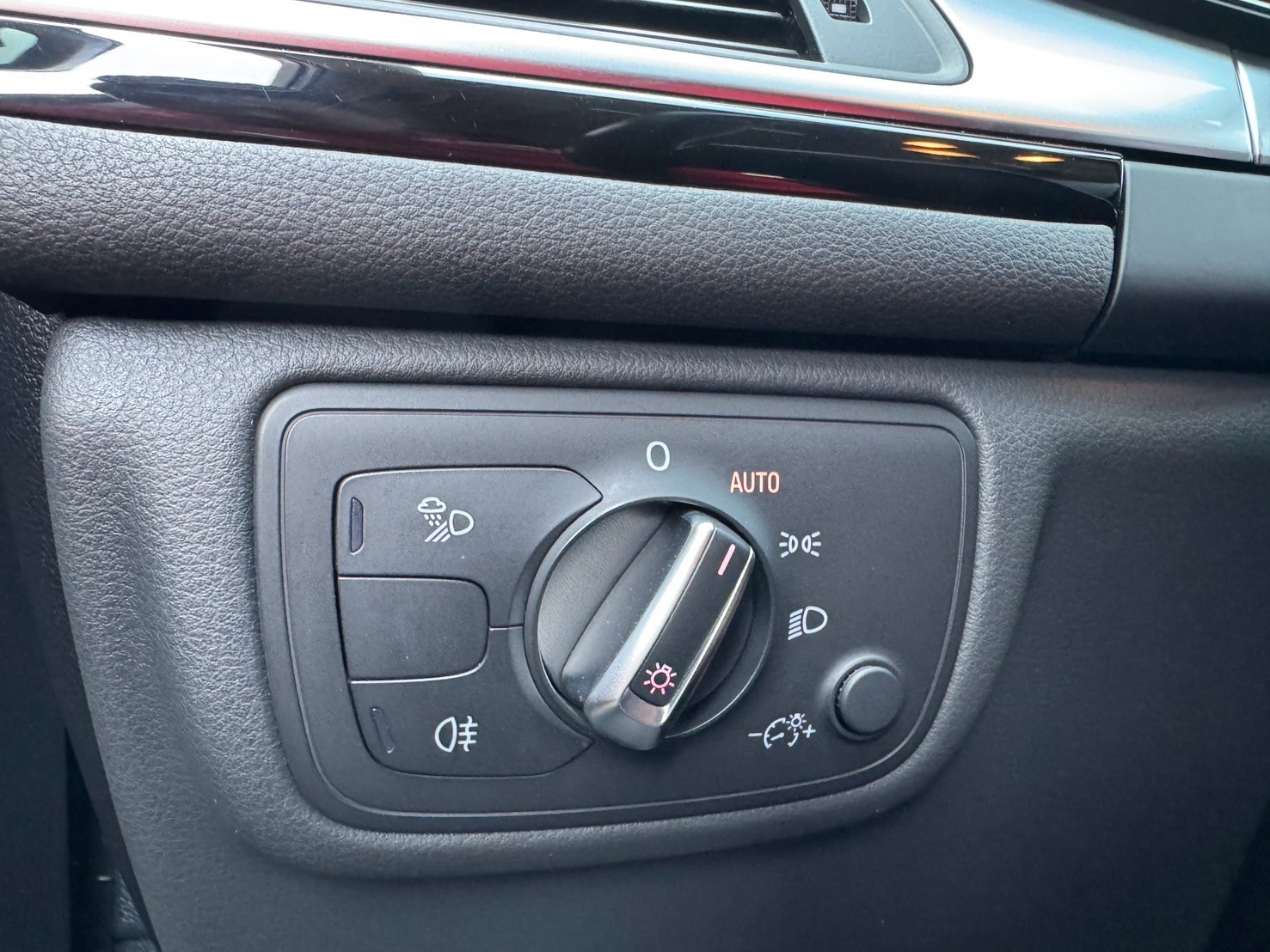 2013 AUDI A6 S-LINE//啟動保固/大包/天窗/摸門解鎖/倒車影像/衛星導航/里程實跑10萬公里/左右獨立恆溫  第2張相片
