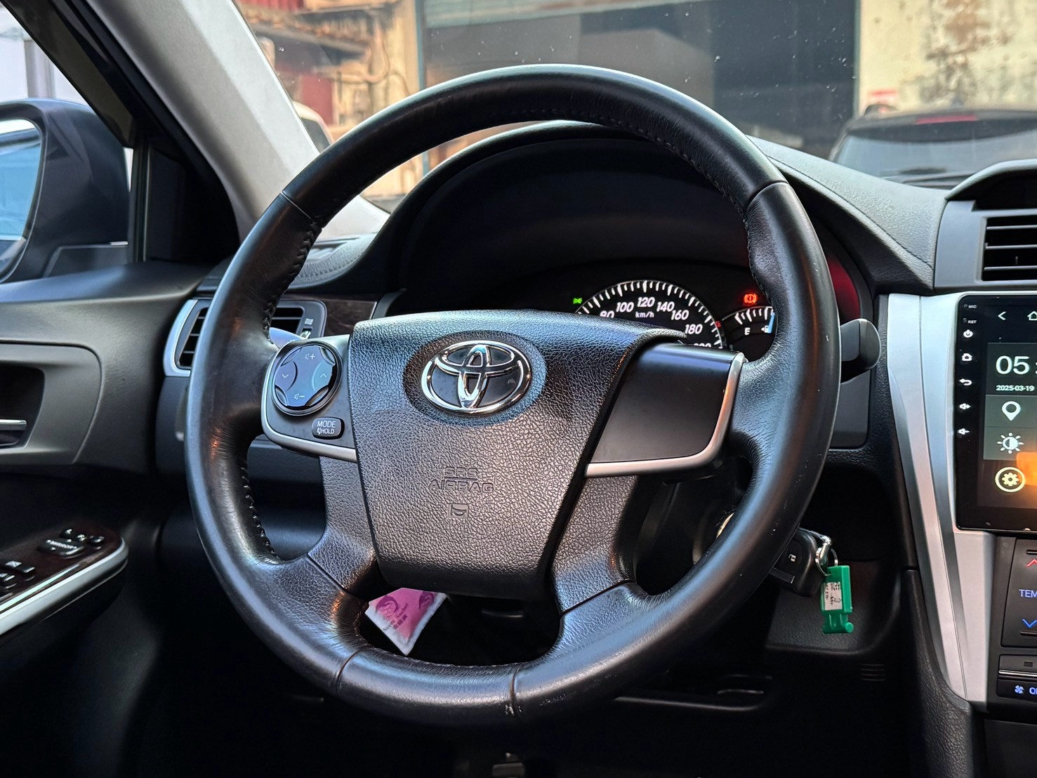 2016年豐田舒適神車Camry 2.0 /方向盤快控鍵/ 恆溫空調  /分區溫控 /煞車力道分配系統 / 電子煞車力道輔助系統 / ISOFIX兒童安全椅固定  /兒童安全鎖  第2張相片