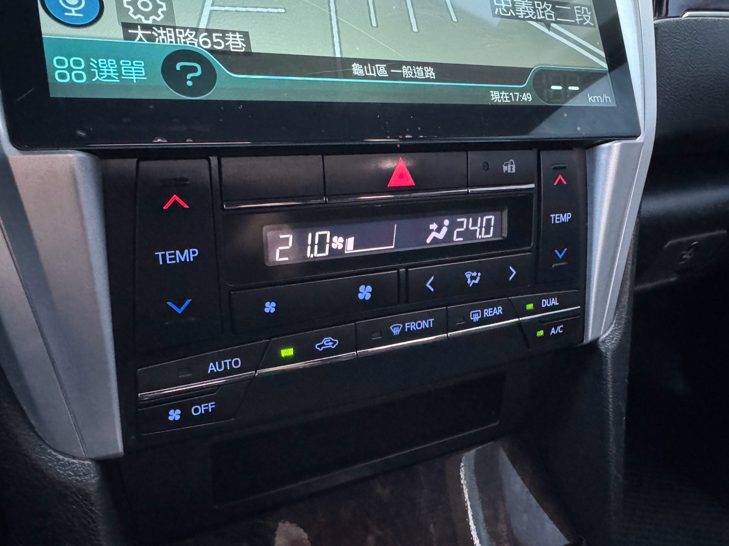 2016年豐田舒適神車Camry 2.0 /方向盤快控鍵/ 恆溫空調  /分區溫控 /煞車力道分配系統 / 電子煞車力道輔助系統 / ISOFIX兒童安全椅固定  /兒童安全鎖  第11張相片