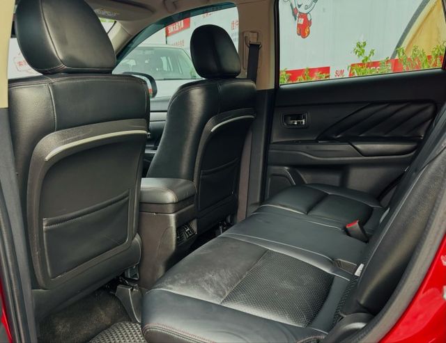 頂級魅力型~僅跑8萬~全車原鈑件~ikey~倒車顯影~衛星導航  第9張相片