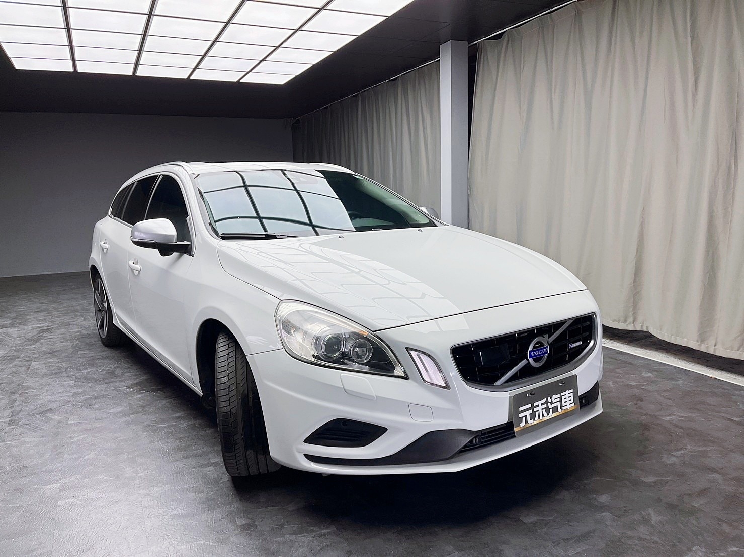 2012年 Vovlo V60  T5 R-Design 旅行車  第2張相片