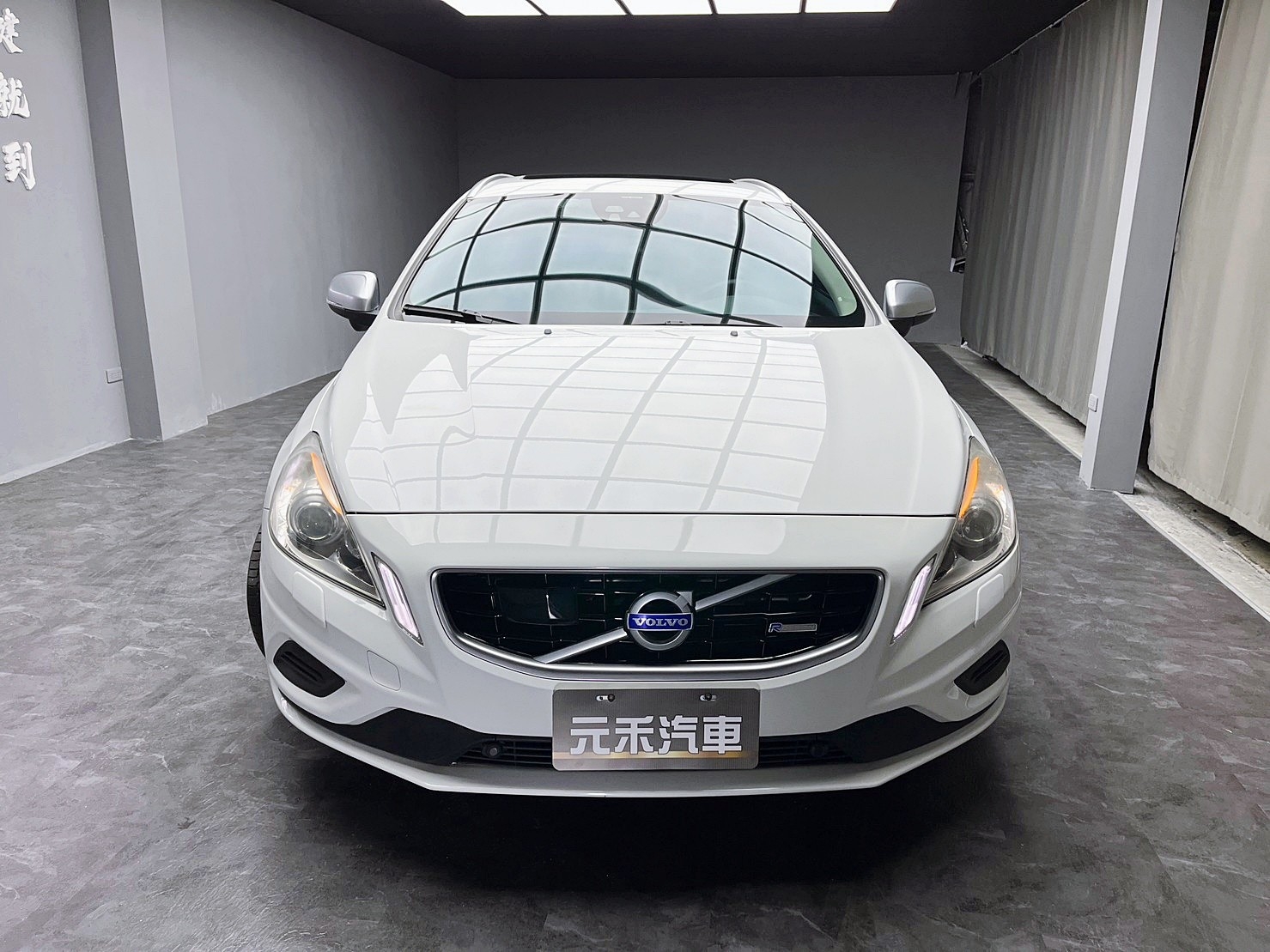 2012年 Vovlo V60  T5 R-Design 旅行車  第3張相片