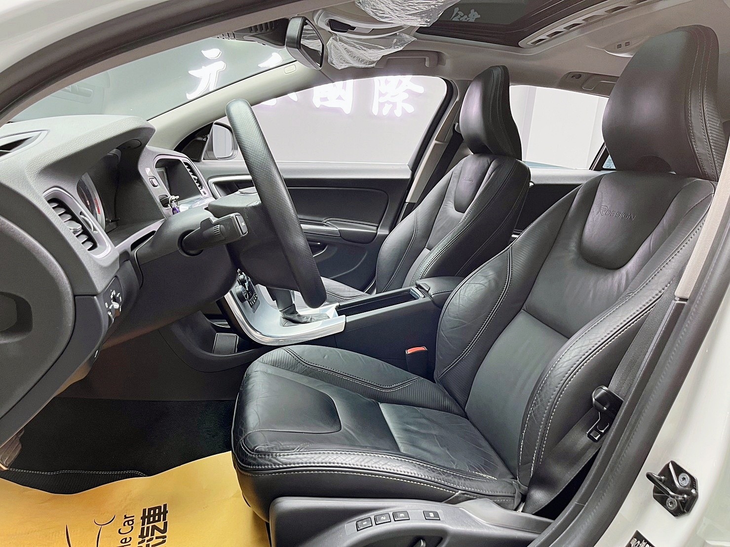 2012年 Vovlo V60  T5 R-Design 旅行車  第12張相片