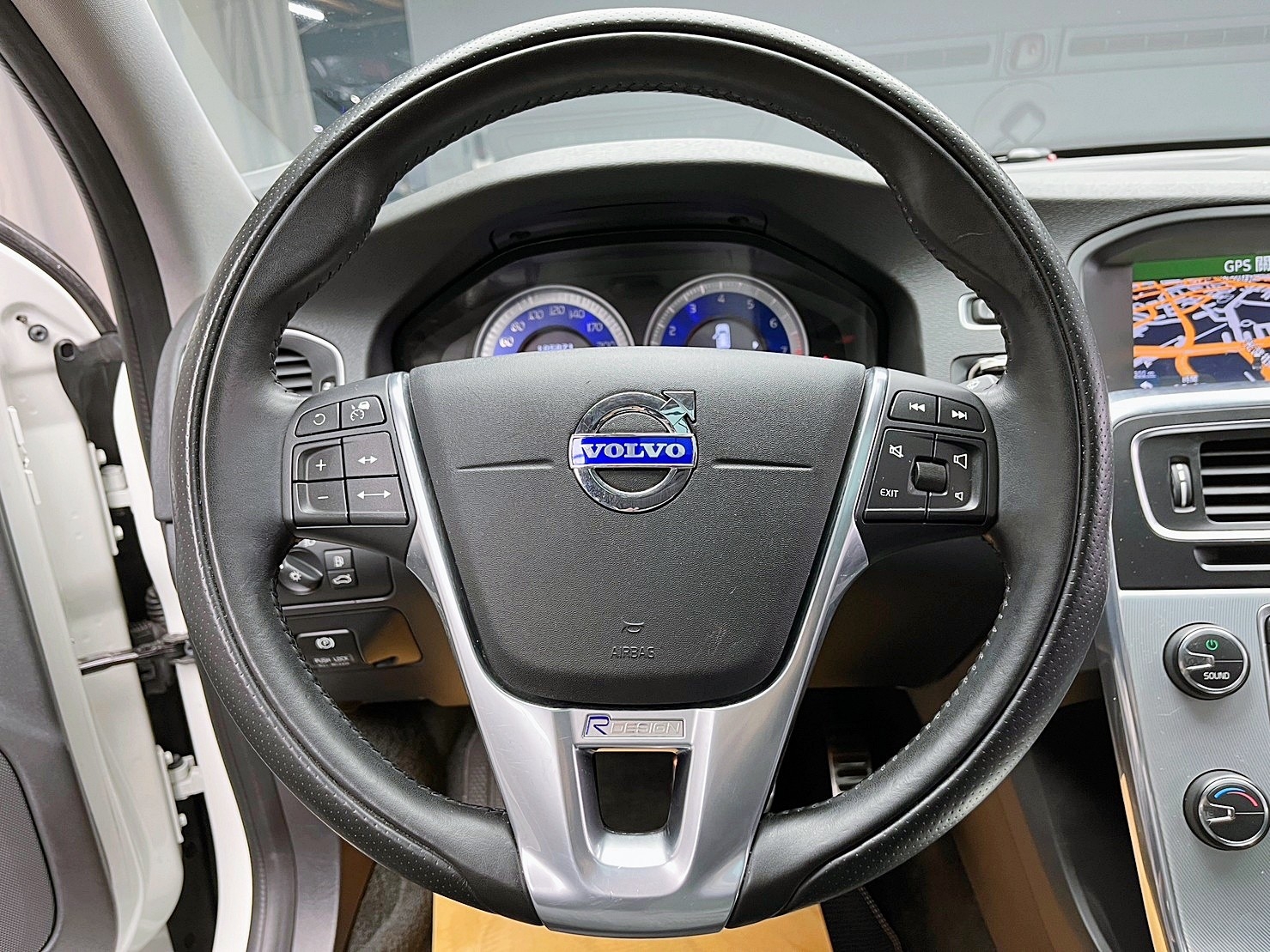 2012年 Vovlo V60  T5 R-Design 旅行車  第15張相片