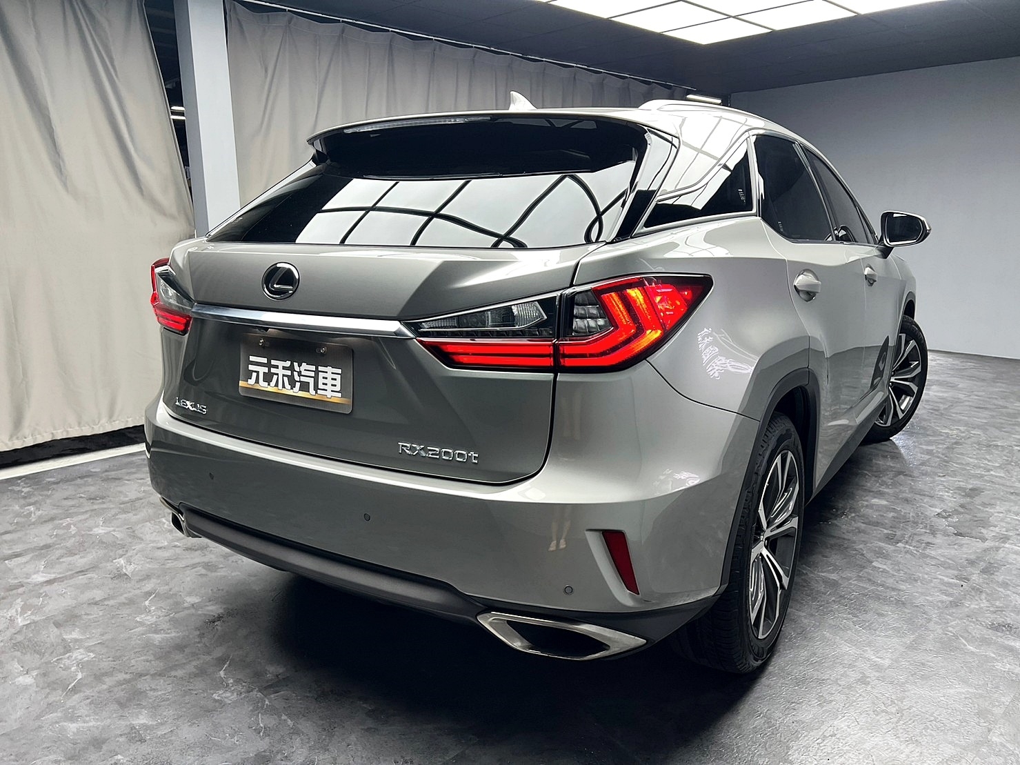 2017式 Lexus RX200t 2.0旗艦版 極光鈦  第3張相片