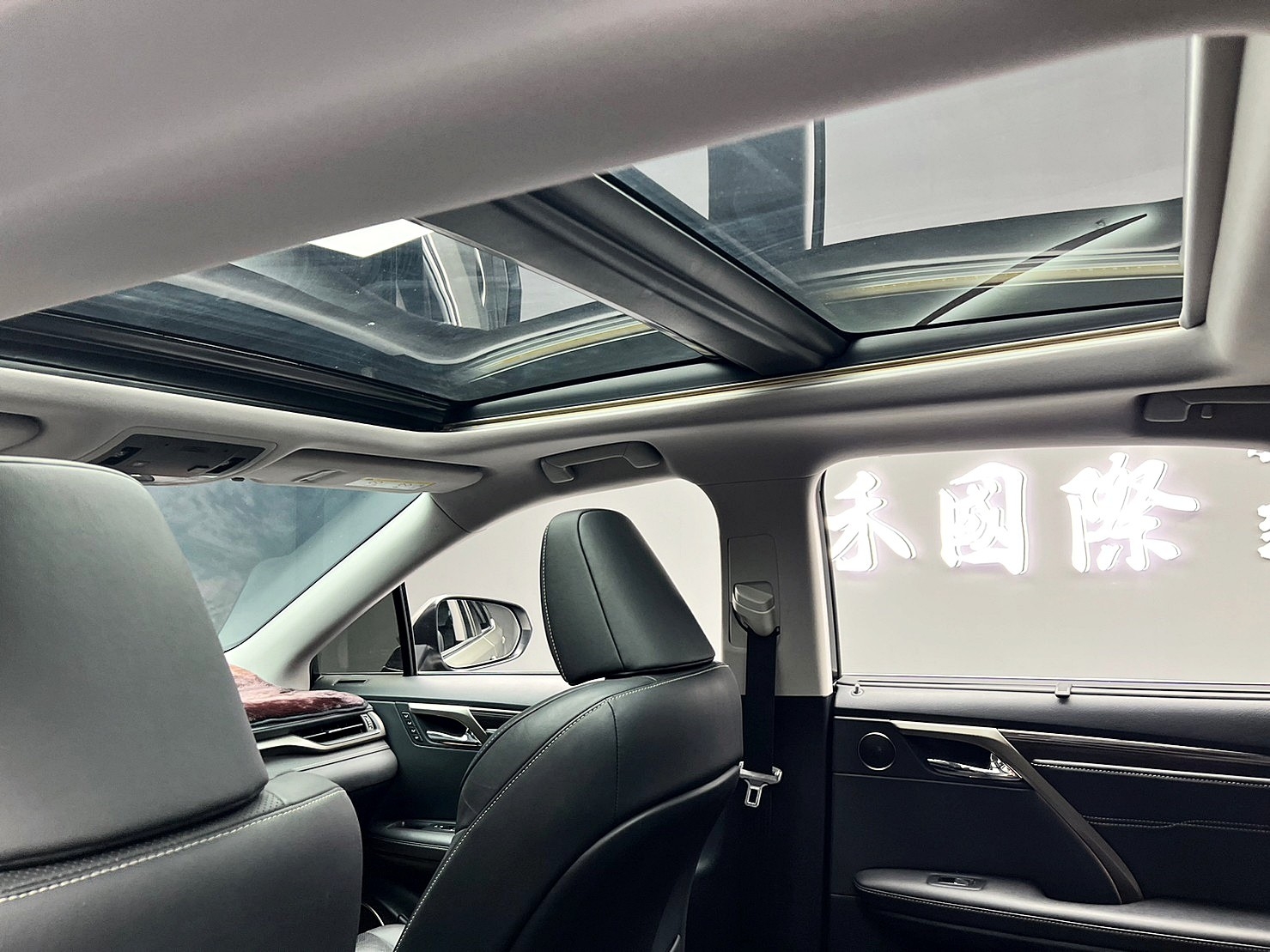 2017式 Lexus RX200t 2.0旗艦版 極光鈦  第14張相片