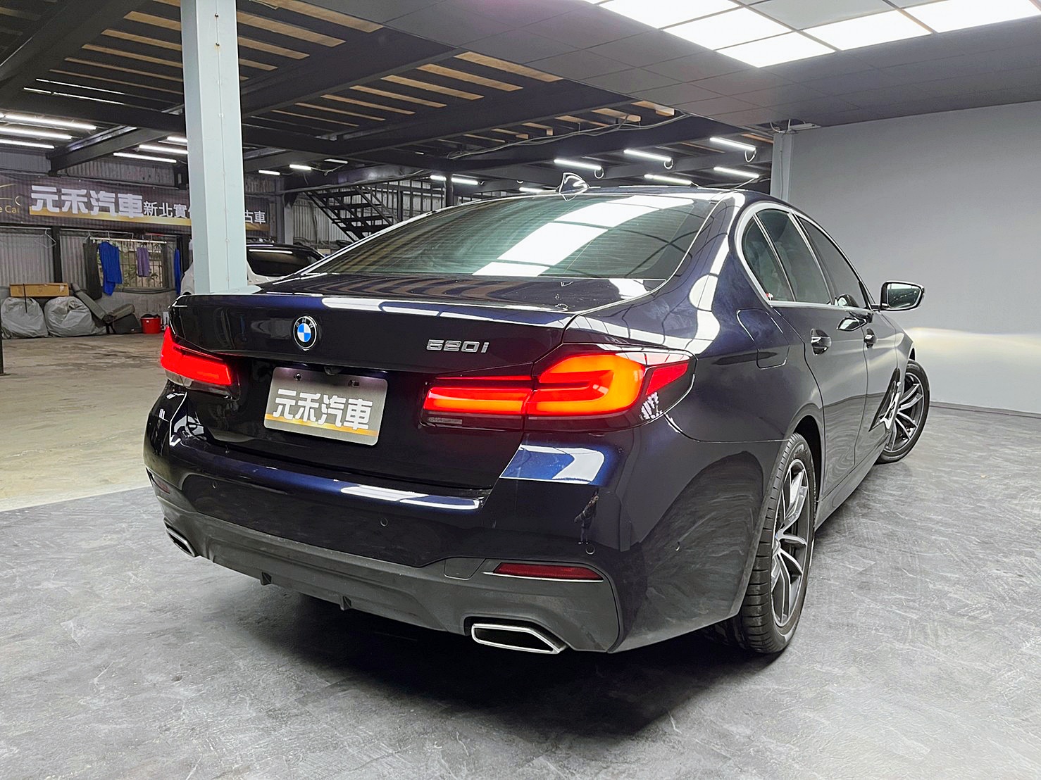 2021 G30型 BMW 520i M Sport 2.0油電  第3張相片