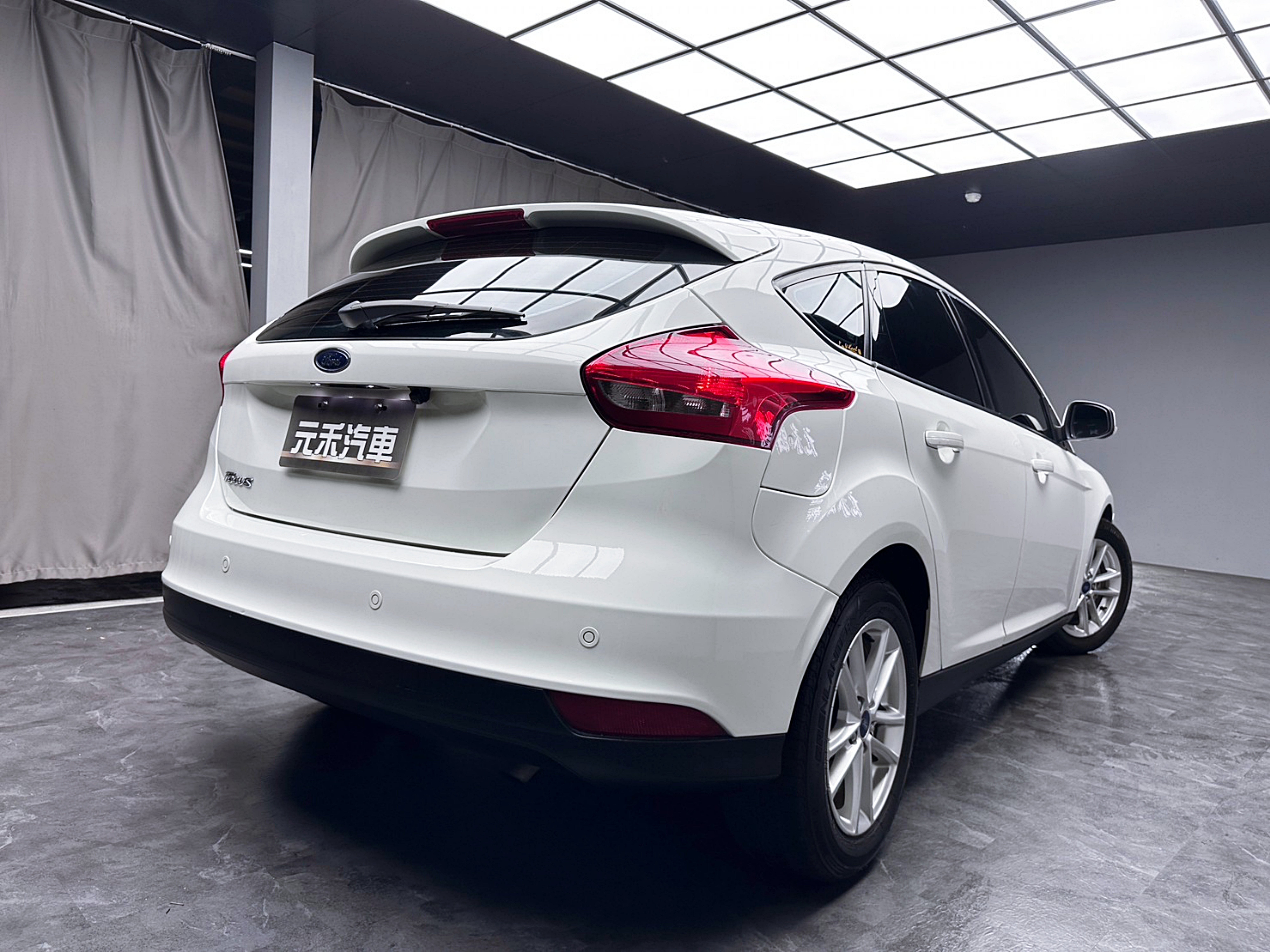 2017 Ford Focus 5D 1.6時尚經典型  第2張相片