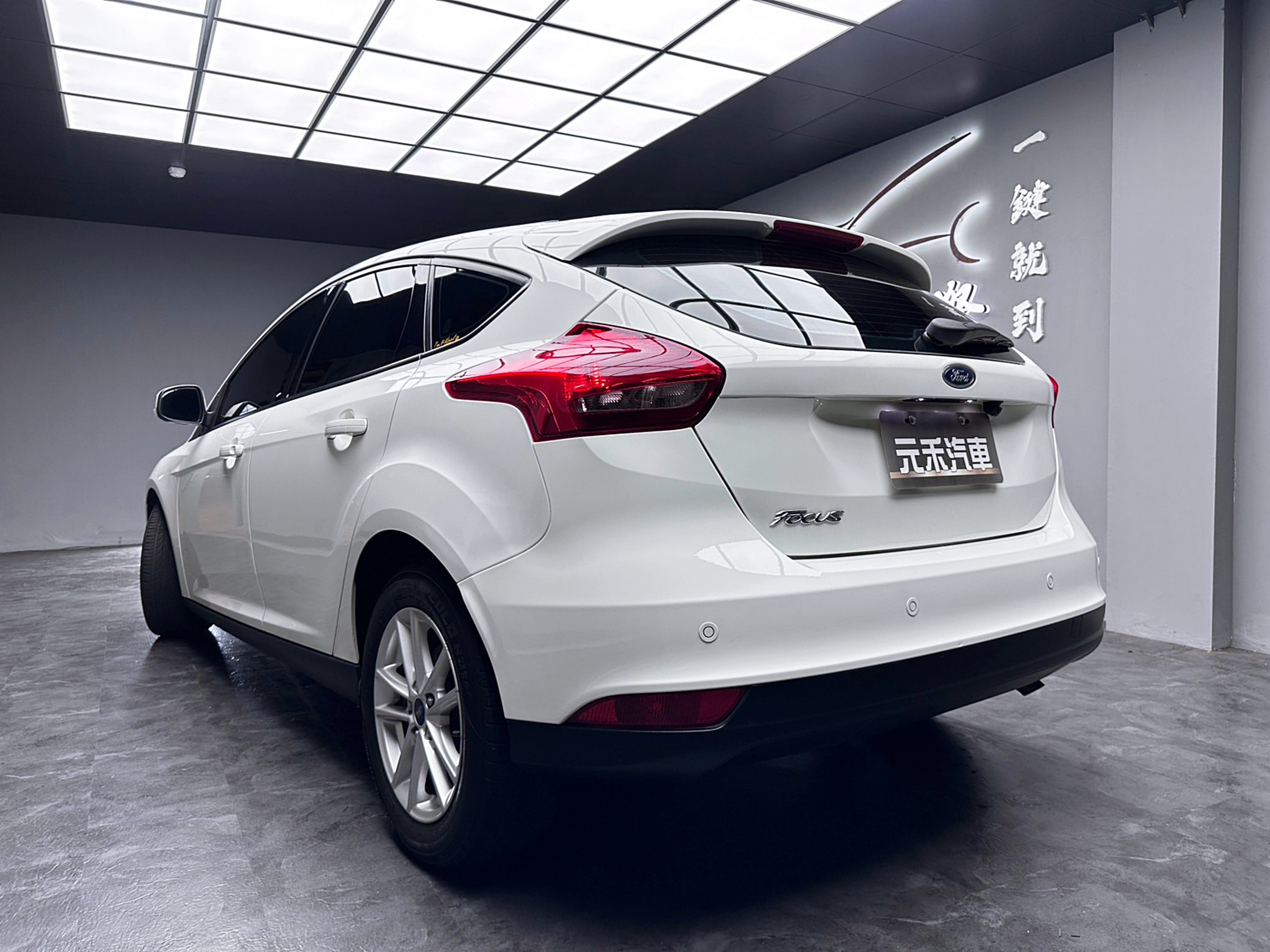 2017 Ford Focus 5D 1.6時尚經典型  第3張相片