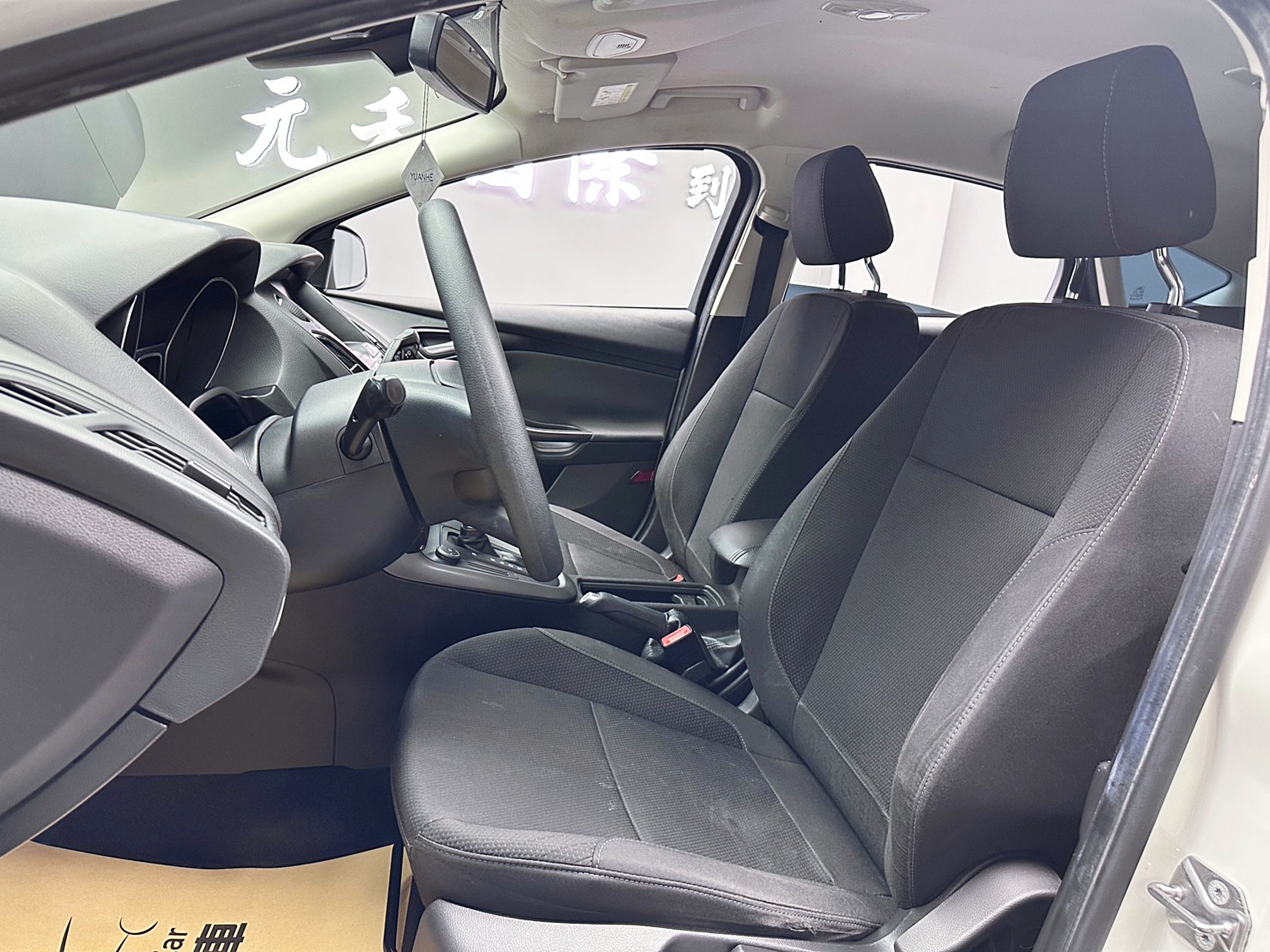 2017 Ford Focus 5D 1.6時尚經典型  第7張相片