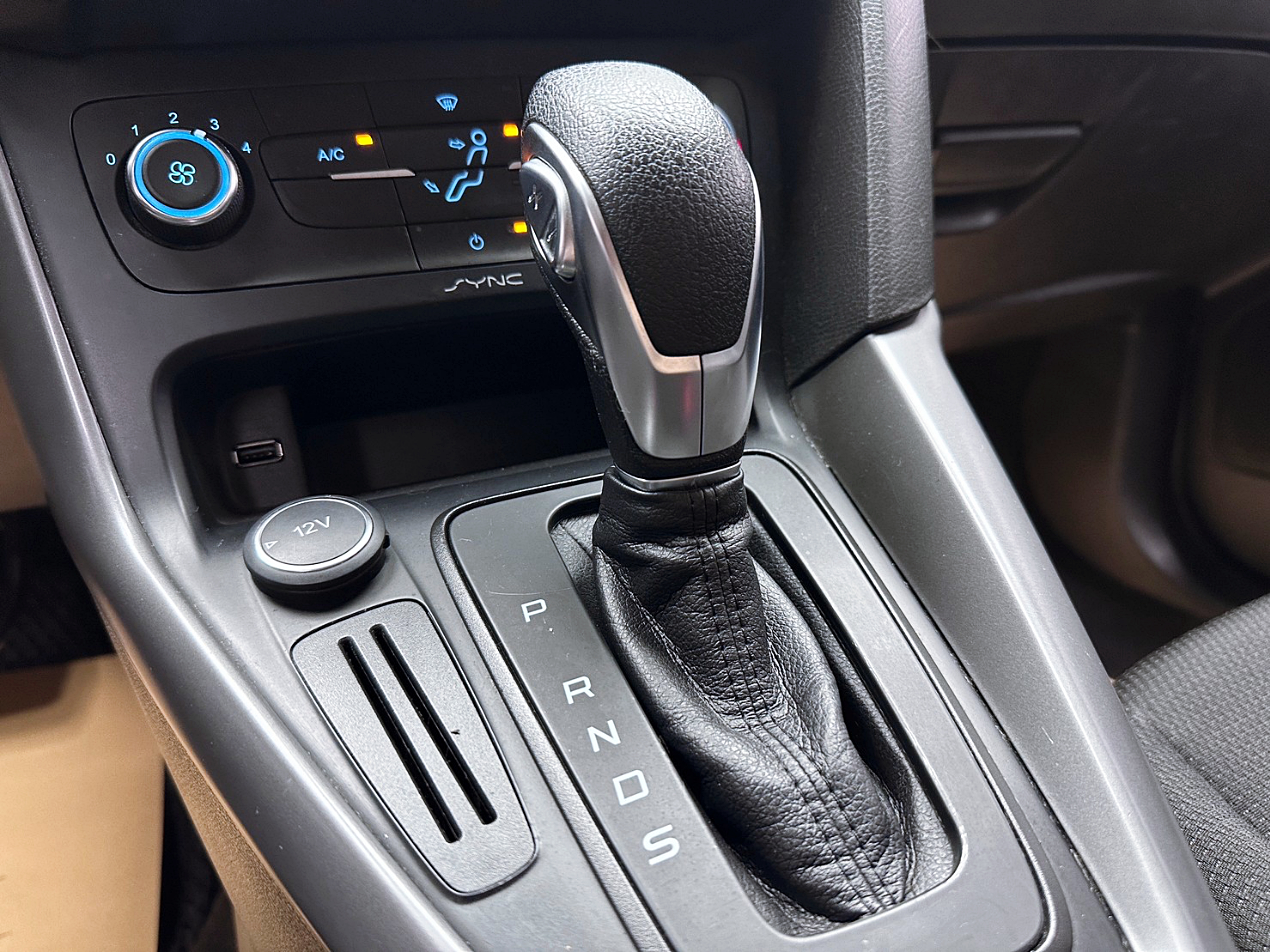 2017 Ford Focus 5D 1.6時尚經典型  第9張相片