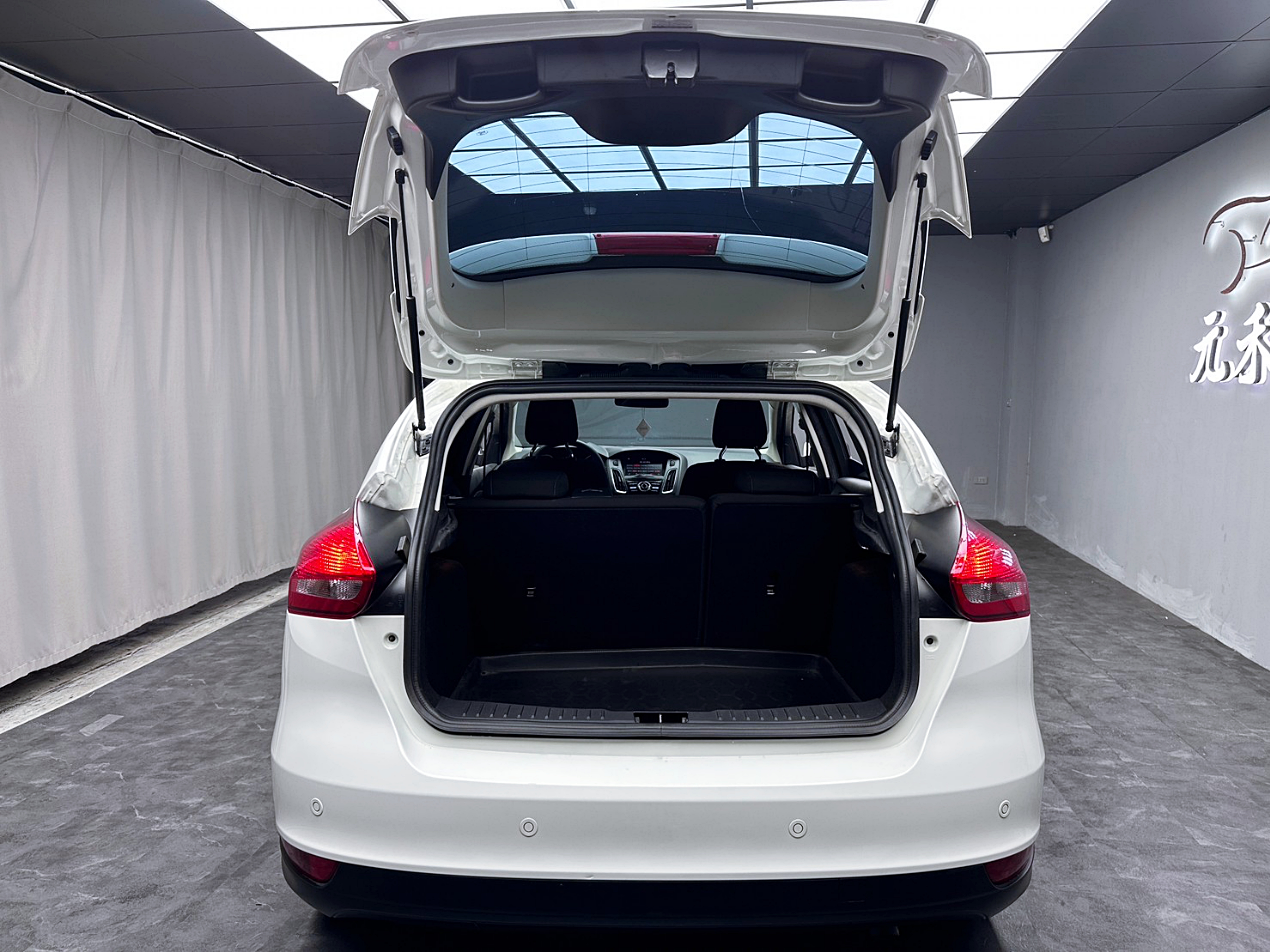 2017 Ford Focus 5D 1.6時尚經典型  第11張相片