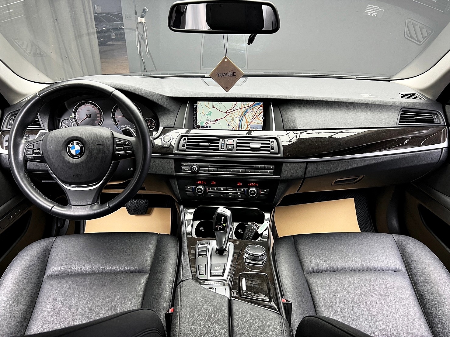 2015 F10型 BMW 520i 2.0汽油 摩天灰  第2張相片